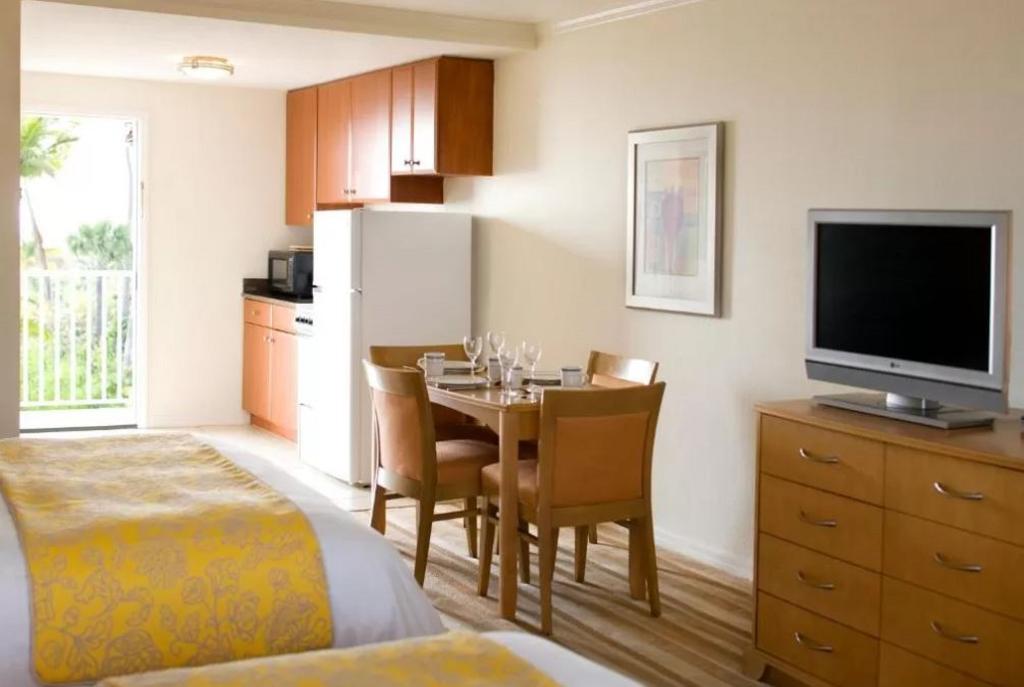 Sanibel Sunset Beach Inn | JUST AWAY